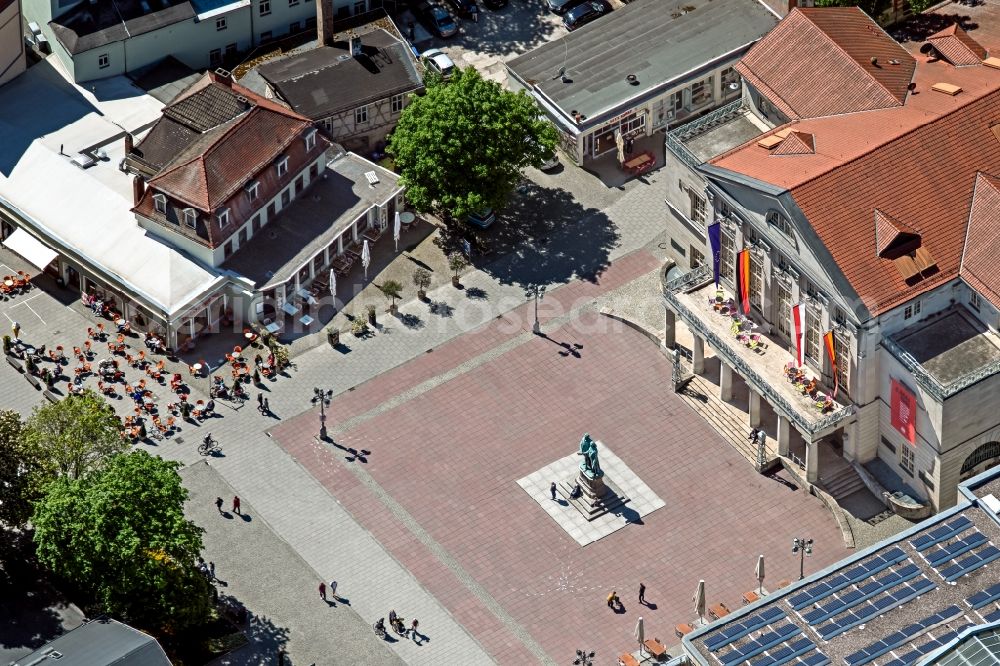 Weimar from the bird's eye view: Building of the concert hall and theater playhouse Deutsches Nationaltheater und Staatskapelle Weimar with the Goethe-Schiller monument on Theaterplatz in Weimar in the state Thuringia, Germany