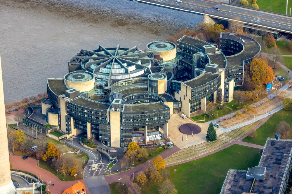 Aerial image Düsseldorf - Building of parliament to the seat of the state government and the country's parliament on the banks of the river Rhine in Dusseldorf in North Rhine-Westphalia NRW