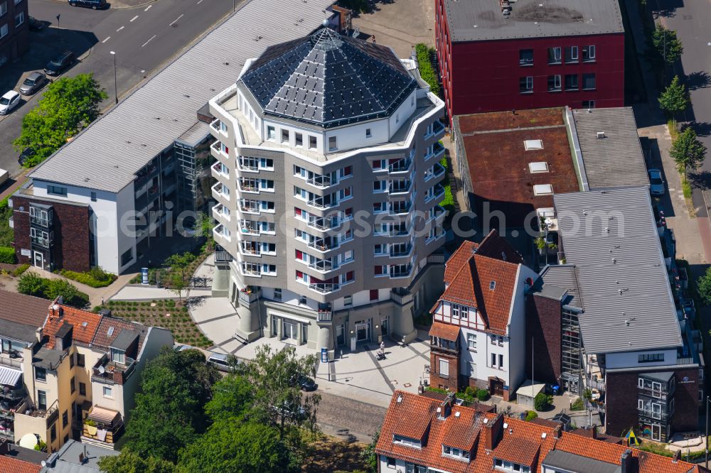 Aerial image Bremen - Building of a multi-family residential building Wasserturm Walle on Karl-Peters-Strasse in the district Westend in Bremen, Germany