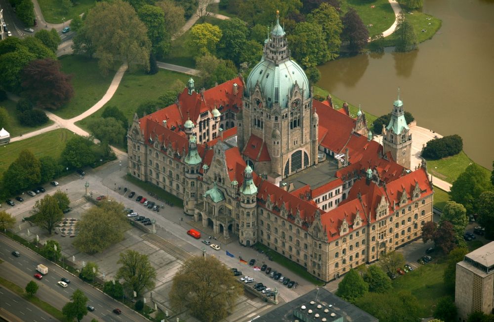 Aerial image Hannover - Building of the New Town Hall on Maschpark Maschsee in the city of Hanover in Lower Saxony