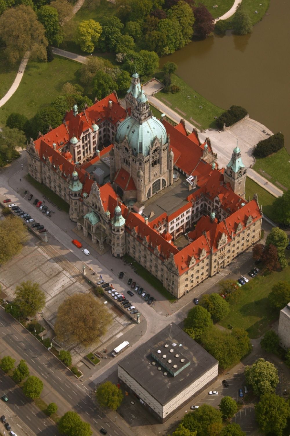 Aerial photograph Hannover - Building of the New Town Hall on Maschpark Maschsee in the city of Hanover in Lower Saxony