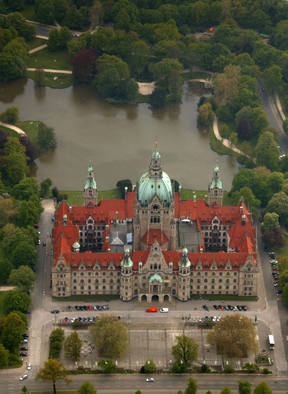 Hannover from the bird's eye view: Building of the New Town Hall on Maschpark Maschsee in the city of Hanover in Lower Saxony