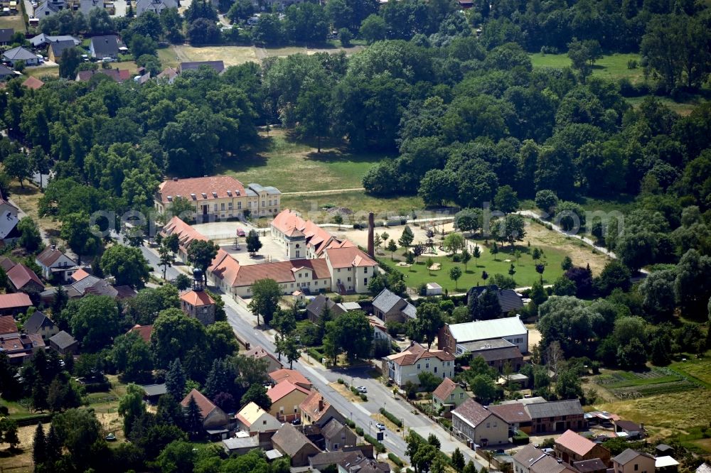 Rangsdorf from the bird's eye view: Buildings and parks at the mansion of the farmhouse Gutshaus Gross Machnow in Grossmachnow in the state Brandenburg, Germany