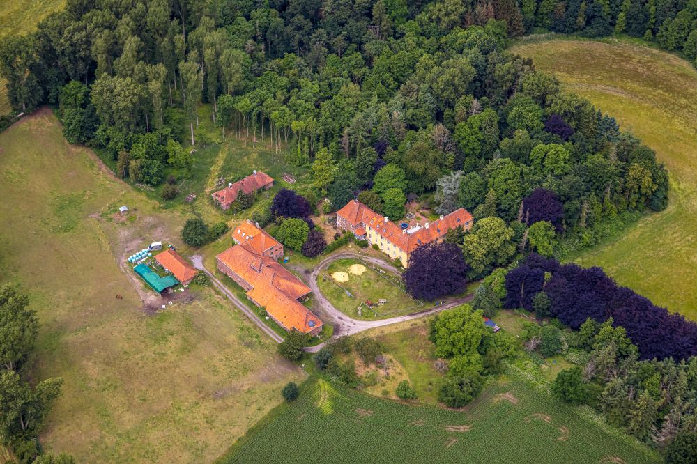 Dorsten from above - Buildings and parks at the mansion of the farmhouse Haus Hagenbeck on street Hagenbecker Strasse in the district Holsterhausen in Dorsten at Ruhrgebiet in the state North Rhine-Westphalia, Germany