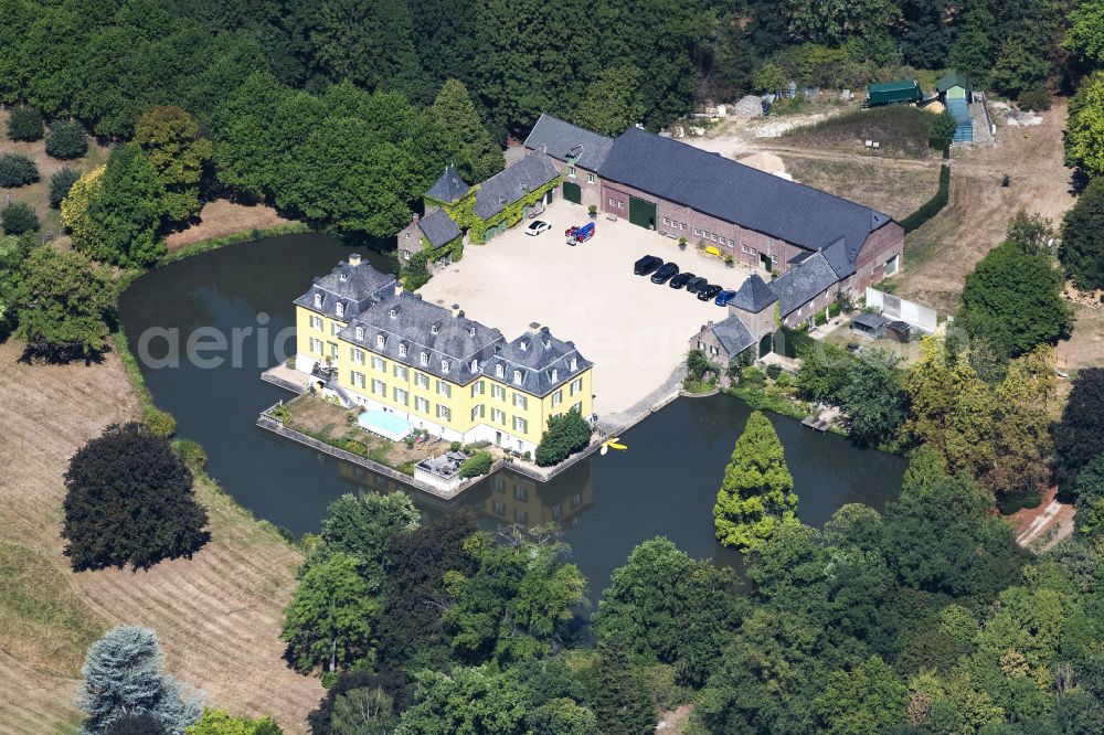 Aerial image Hückelhoven - Buildings and parks at the mansion of the farmhouse Haus Hall in Hueckelhoven in the state North Rhine-Westphalia, Germany