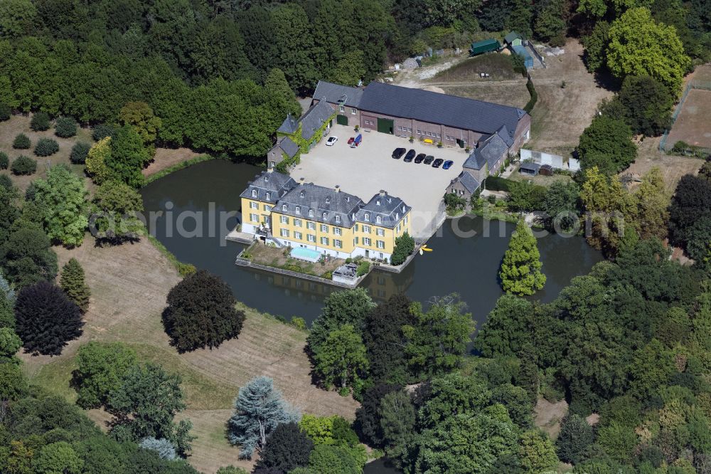 Aerial photograph Hückelhoven - Buildings and parks at the mansion of the farmhouse Haus Hall in Hueckelhoven in the state North Rhine-Westphalia, Germany