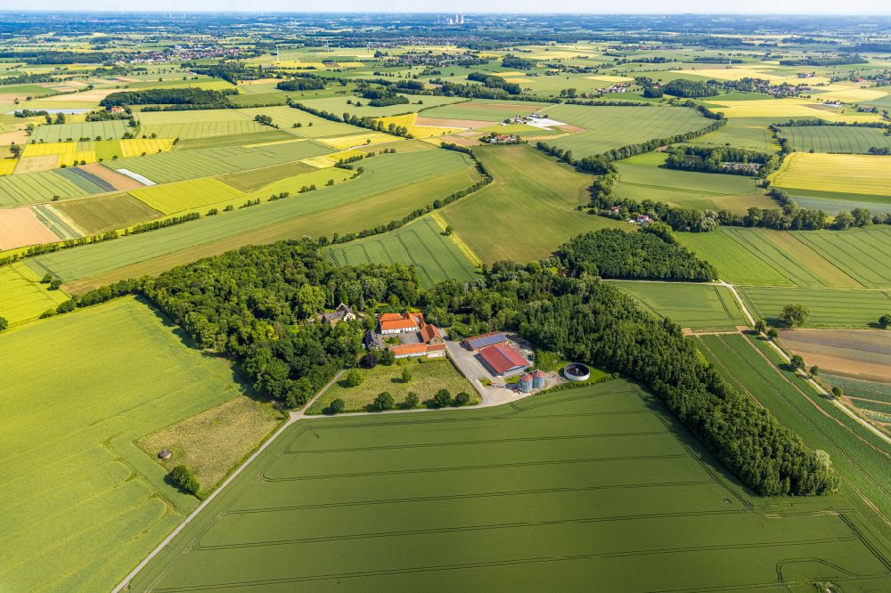 Aerial image Werl - Buildings and parks at the mansion of the farmhouse Haus Lohe in the district Westoennen in Werl at Ruhrgebiet in the state North Rhine-Westphalia, Germany
