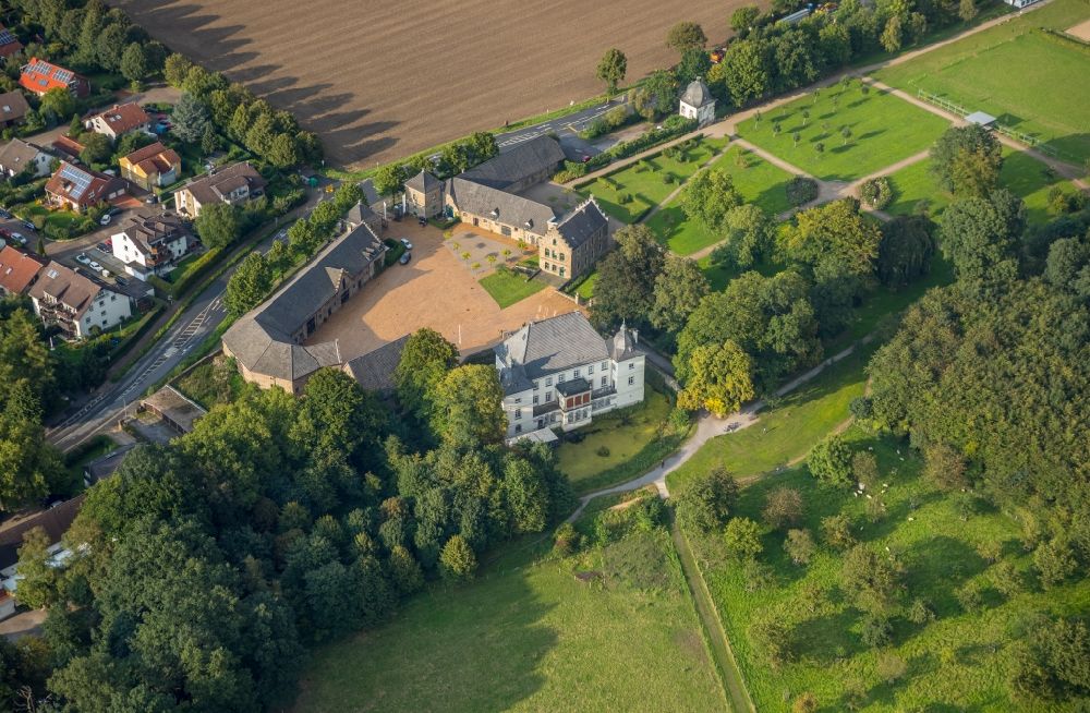 Aerial photograph Holzwickede - Buildings and parks at the mansion of the farmhouse Haus Opherdicke in Holzwickede in the state North Rhine-Westphalia, Germany
