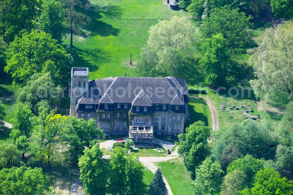 Börnicke from the bird's eye view: Buildings and parks at the mansion of the farmhouse in Boernicke in the state Brandenburg, Germany