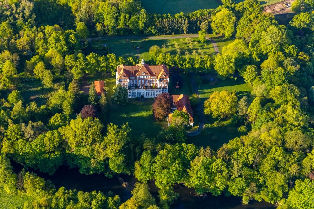 Münster from the bird's eye view: Buildings and parks at the mansion of the farmhouse of the former Kamillus-Kolleg on Kamillusweg in Muenster in the state North Rhine-Westphalia, Germany