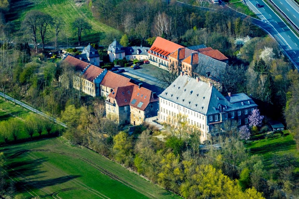 Aerial photograph Ense - Buildings and parks at the mansion of the farmhouse Haus Fuechten in the district Huenningen in Ense in the state North Rhine-Westphalia, Germany