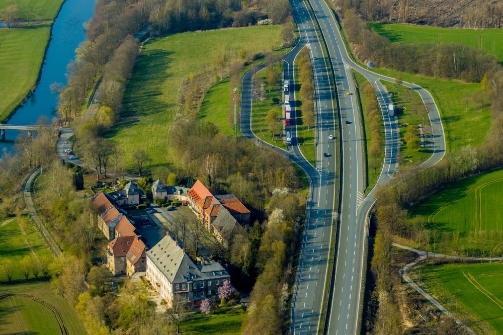 Ense from the bird's eye view: Buildings and parks at the mansion of the farmhouse Haus Fuechten in the district Huenningen in Ense in the state North Rhine-Westphalia, Germany