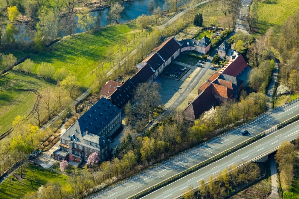 Aerial image Ense - Buildings and parks at the mansion of the farmhouse Haus Fuechten in the district Huenningen in Ense in the state North Rhine-Westphalia, Germany