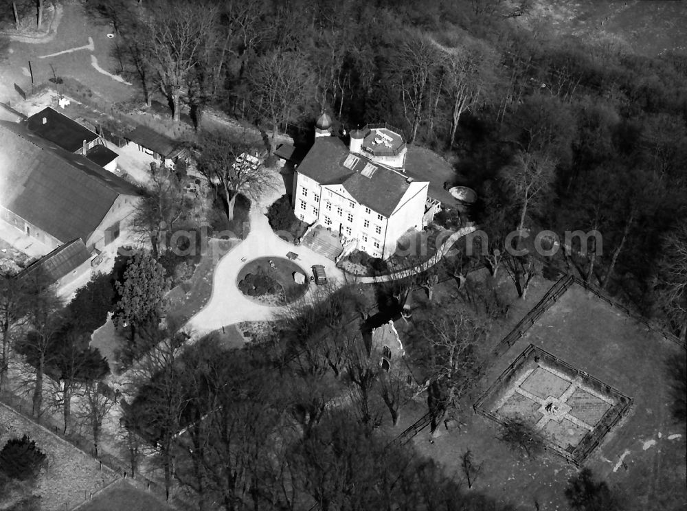 Xanten from the bird's eye view: Buildings and parks at the mansion of the farmhouse in the district Wardt in Xanten in the state North Rhine-Westphalia, Germany