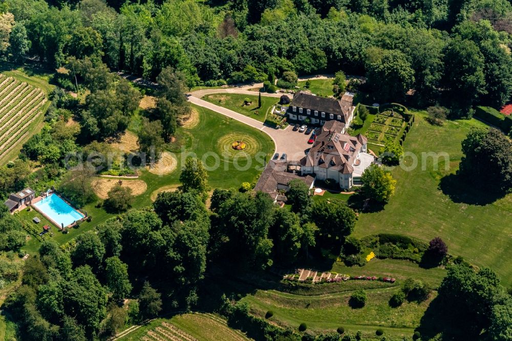 Aerial photograph Ihringen - Buildings and parks at the mansion of the farmhouse in Ihringen in the state Baden-Wurttemberg, Germany