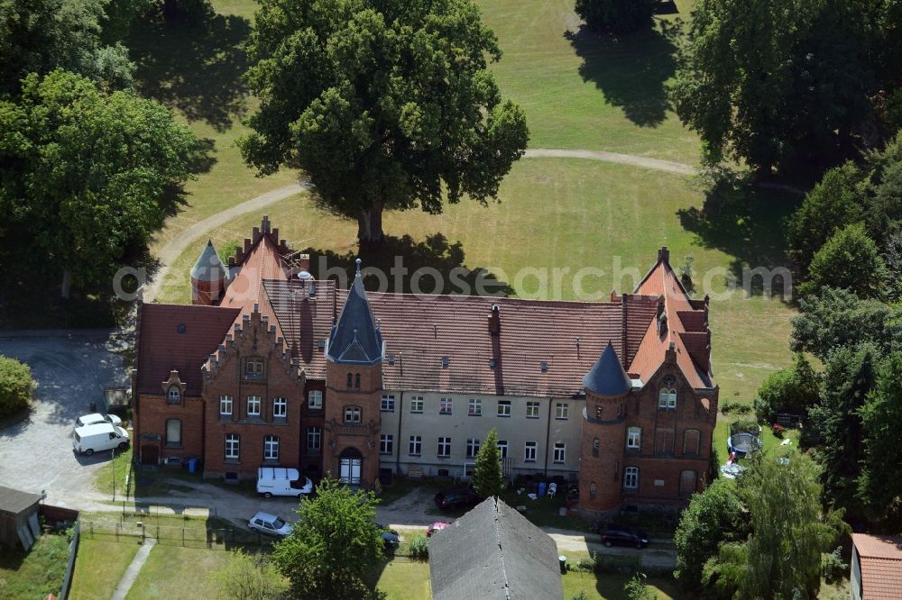 Jahnsfelde from the bird's eye view: Buildings and parks at the mansion of the farmhouse in Jahnsfelde in the state Brandenburg