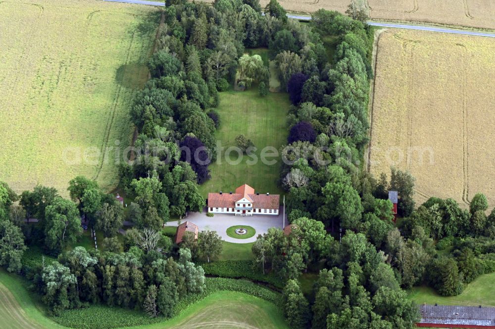 Aerial photograph Mjölby - Buildings and parks at the mansion of the farmhouse Lindevad saeteri in Oestergoetland County, Sweden