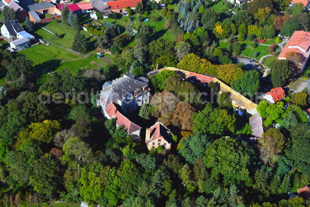 Trebitz from the bird's eye view: Buildings and parks at the mansion of the farmhouse in Trebitz in the state Saxony-Anhalt, Germany