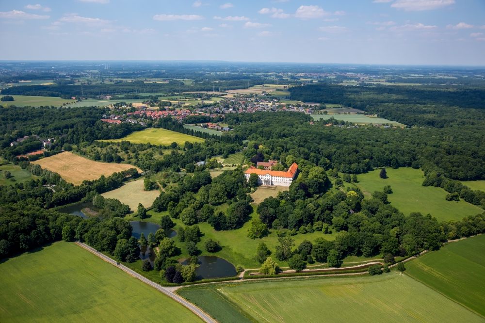 Selm, Cappenberg from the bird's eye view: Building and Castle Park Castle Cappenberg in Selm in the state North Rhine-Westphalia