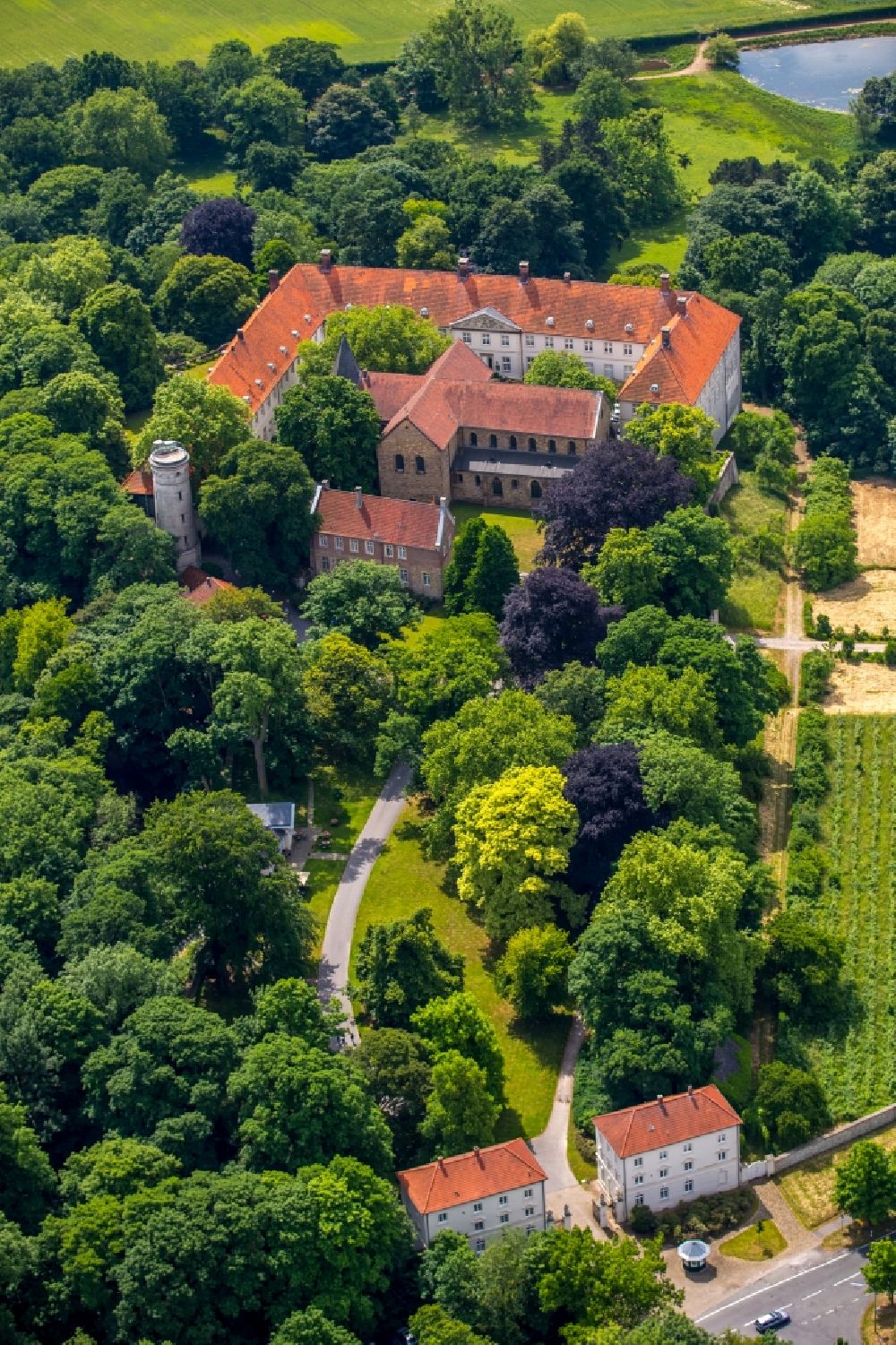 Selm, Cappenberg from above - Building and Castle Park Castle Cappenberg in Selm in the state North Rhine-Westphalia