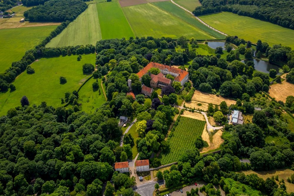 Selm, Cappenberg from the bird's eye view: Building and Castle Park Castle Cappenberg in Selm in the state North Rhine-Westphalia