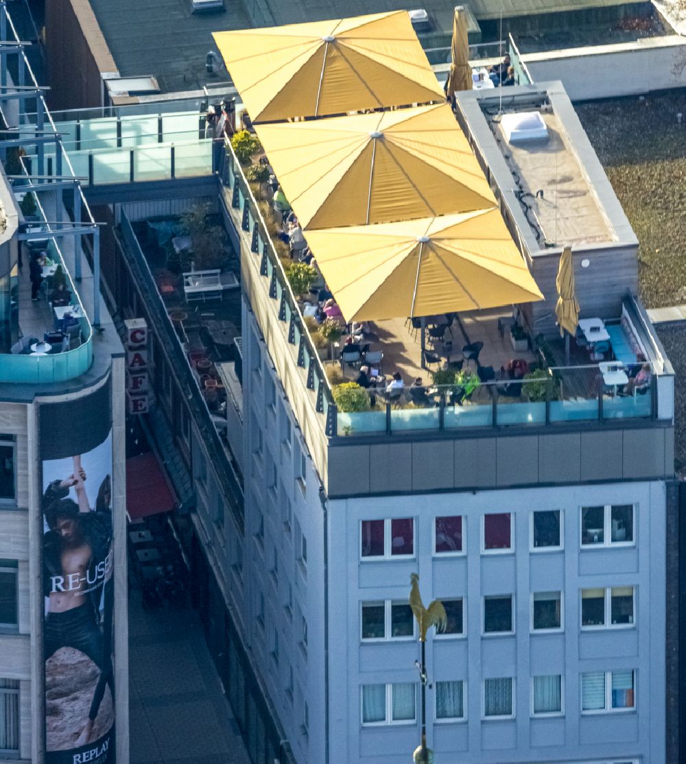 Aerial photograph Bochum - Building of the restaurant Boulevardcafe Wiacker bei Baltz with tables, seats and sunshades on the roof on street Bongardstrasse in Bochum at Ruhrgebiet in the state North Rhine-Westphalia, Germany