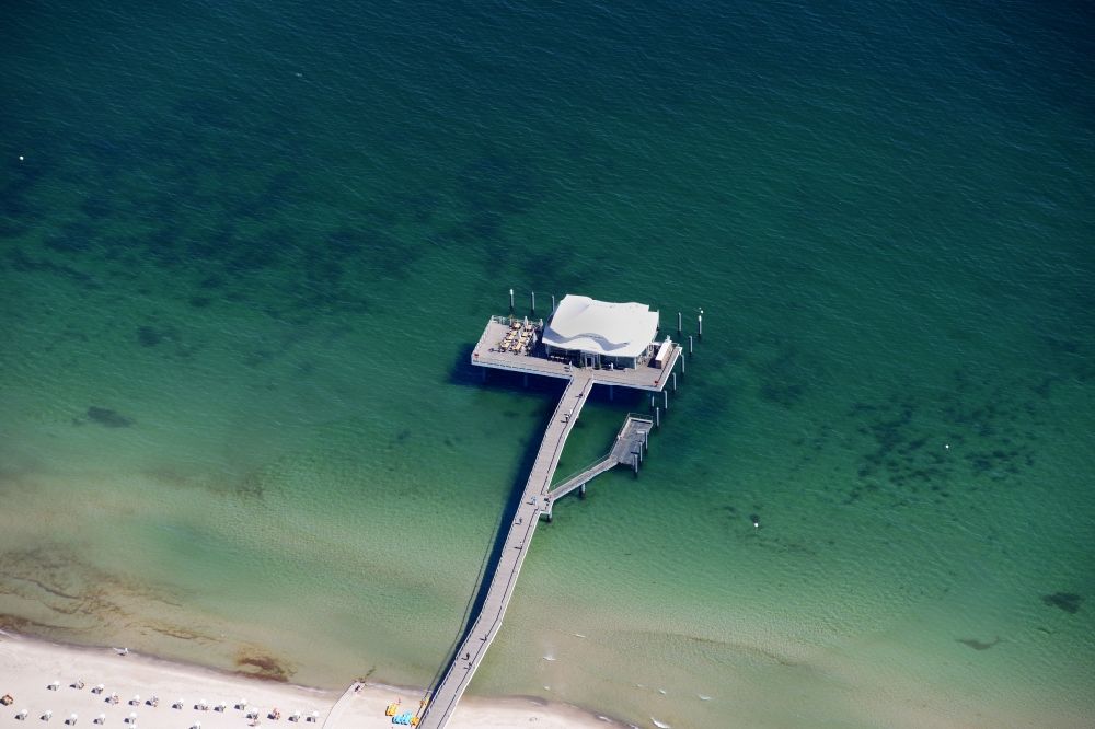Aerial photograph Timmendorfer Strand - Asian-looking building of the restaurant Wolkenlos elevated on stilts at the beach of Timmendorfer Strand in the state Schleswig-Holstein
