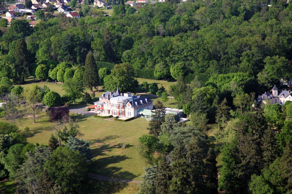 Aerial image Briare - Castle hotel building Domaine of Roches on street Rue de la Plaine in Briare in Centre-Val de Loire, France