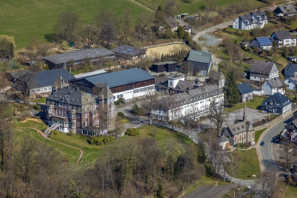 Aerial image Gevelinghausen - Castle hotel building Hotel Schloss Gevelinghausen in Gevelinghausen at Sauerland in the state North Rhine-Westphalia, Germany