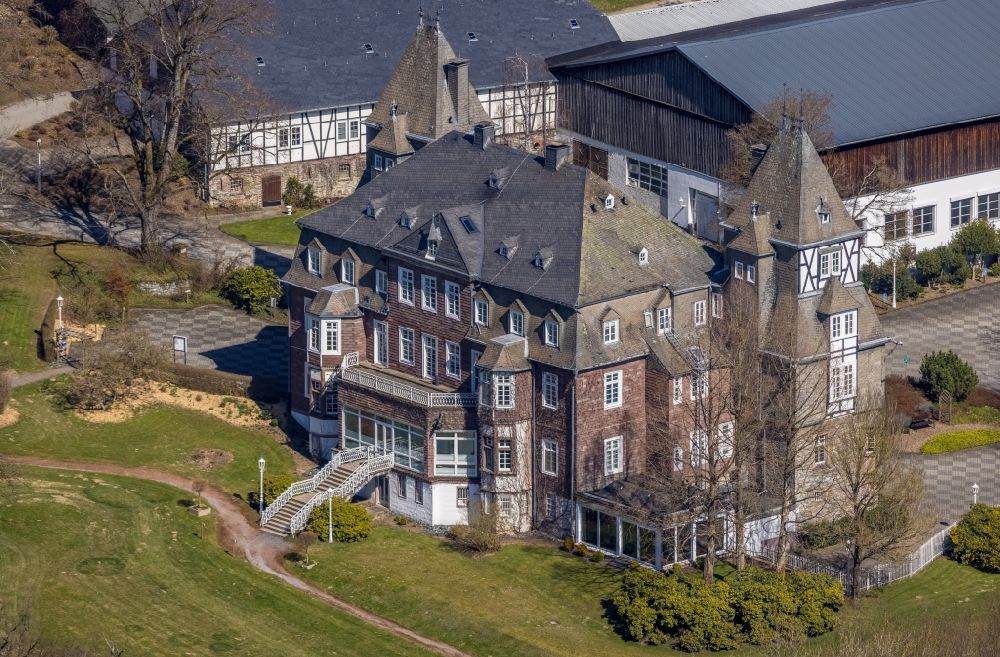 Aerial photograph Gevelinghausen - Castle hotel building Hotel Schloss Gevelinghausen in Gevelinghausen at Sauerland in the state North Rhine-Westphalia, Germany