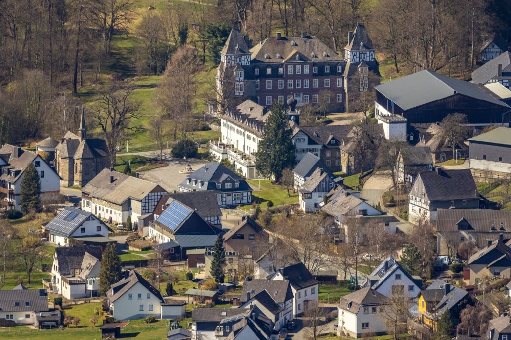 Aerial photograph Gevelinghausen - Castle hotel building Hotel Schloss Gevelinghausen in Gevelinghausen at Sauerland in the state North Rhine-Westphalia, Germany