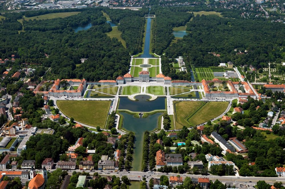 Aerial photograph München - Building and Castle Park Castle Nymphenburg im Stadtteil Neuhausen-Nymphenburg in Munich in the state Bavaria