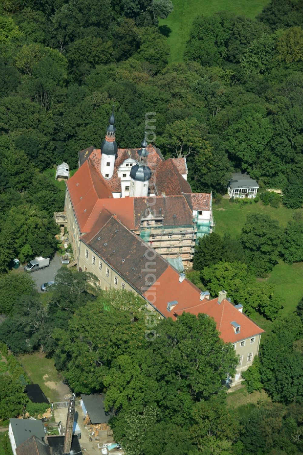 Zschepplin from the bird's eye view: Building and Park of Castle Zschepplin in Zschepplin in the state of Saxony. The castle with its church, yard and towers is located in a forest on the edge of Zschepplin