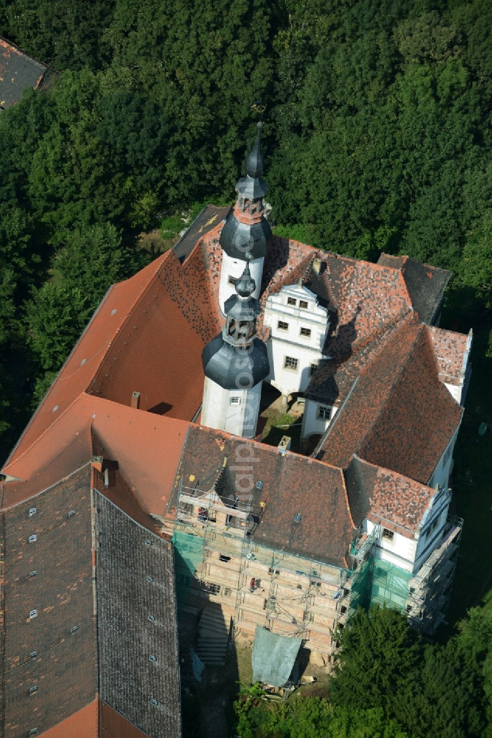 Aerial photograph Zschepplin - Building and Park of Castle Zschepplin in Zschepplin in the state of Saxony. The castle with its church, yard and towers is located in a forest on the edge of Zschepplin