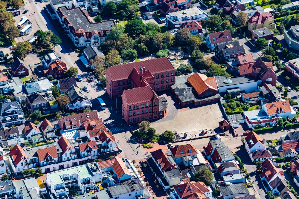 Norderney from above - Building and schoolyard of the primary school on Norderney in the state of Lower Saxony, Germany
