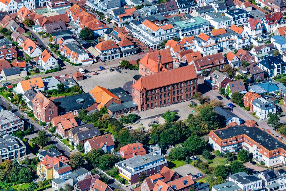 Norderney from the bird's eye view: Building and schoolyard of the primary school on Norderney in the state of Lower Saxony, Germany