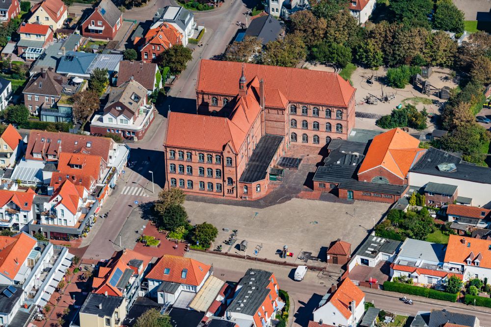 Aerial photograph Norderney - Building and schoolyard of the primary school on Norderney in the state of Lower Saxony, Germany