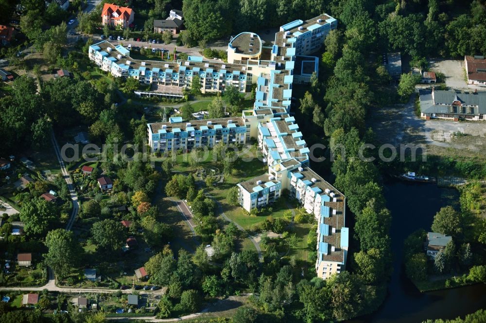 Aerial photograph Kleinmachnow - Building of the retirement center Augustinum Kleinmachnow on Erlenweg in Kleinmachnow in the state Brandenburg, Germany