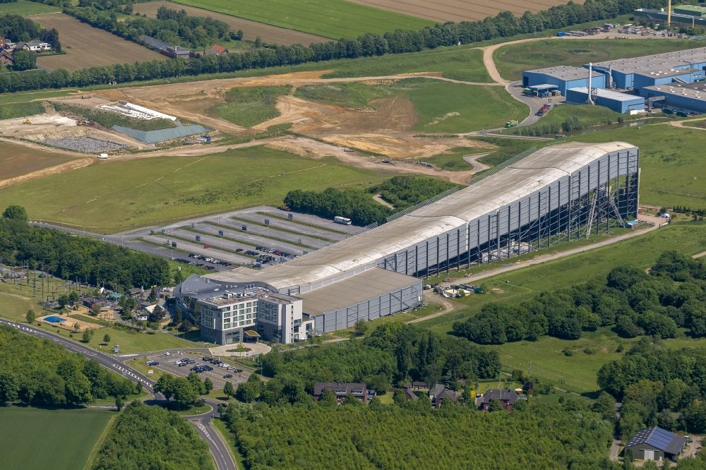 Neuss from above - Hangar of the Allrounder Mountain Resort on the outskirts of the city Neuss in the state of North Rhine-Westphalia. To it belong several winter sports facilities, such as indoor ski slopes, a hotel and a climbing park