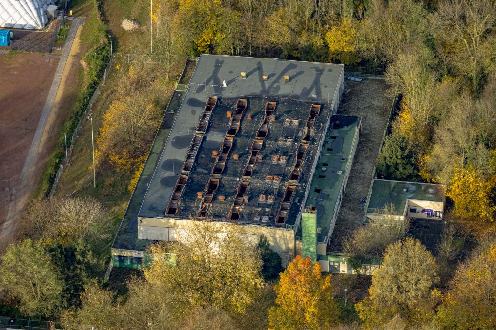 Aerial photograph Gladbeck - Roof on the building of the sports hall after arson in Gladbeck at Ruhrgebiet in the state North Rhine-Westphalia, Germany