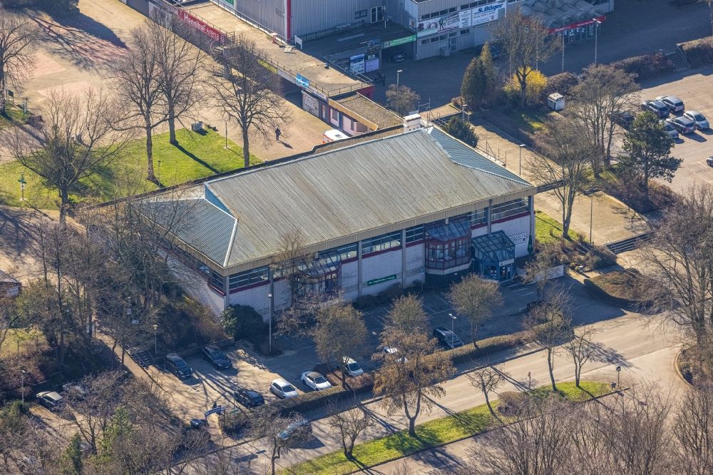 Aerial image Herne - Roof on the building of the sports hall on Revierpark with its current function as a vaccination center in Herne at Ruhrgebiet in the state North Rhine-Westphalia, Germany