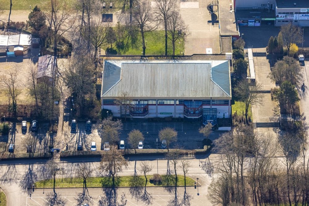 Aerial photograph Herne - Roof on the building of the sports hall on Revierpark with its current function as a vaccination center in Herne at Ruhrgebiet in the state North Rhine-Westphalia, Germany
