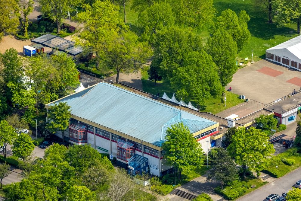 Aerial photograph Herne - Roof on the building of the sports hall on Revierpark with its current function as a vaccination center in Herne at Ruhrgebiet in the state North Rhine-Westphalia, Germany