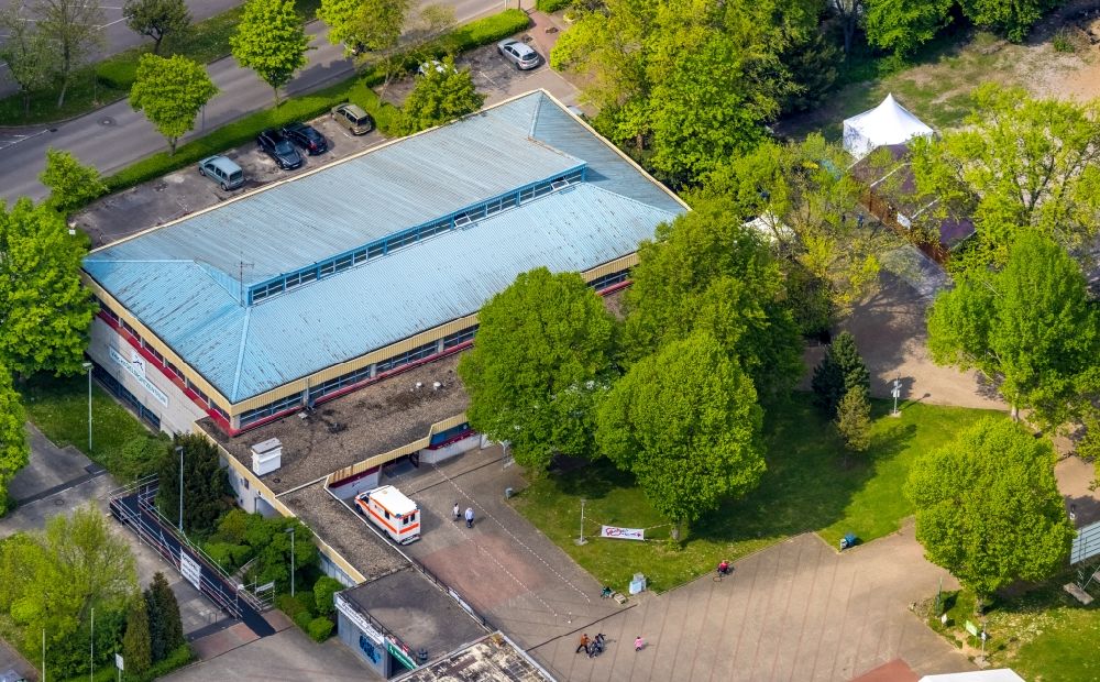Herne from above - Roof on the building of the sports hall on Revierpark with its current function as a vaccination center in Herne at Ruhrgebiet in the state North Rhine-Westphalia, Germany