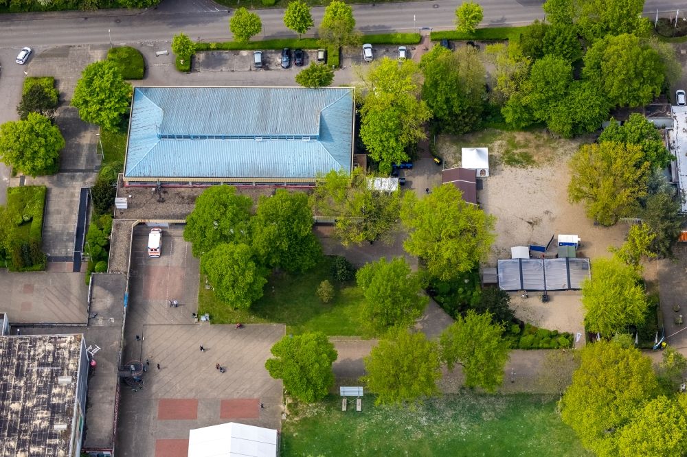 Herne from the bird's eye view: Roof on the building of the sports hall on Revierpark with its current function as a vaccination center in Herne at Ruhrgebiet in the state North Rhine-Westphalia, Germany