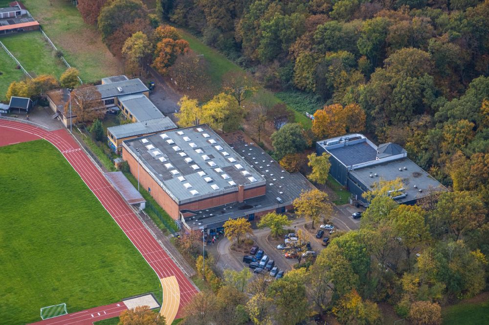 Bergkamen from the bird's eye view: Roof on the building of the sports hall Roemerberghalle on street Legionaerstrasse in the district Oberaden in Bergkamen at Ruhrgebiet in the state North Rhine-Westphalia, Germany