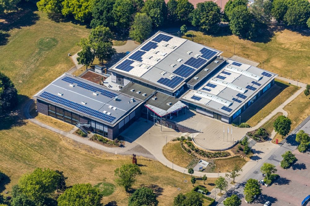 Moers from above - Roof on the building of the sports hall with swimming pool of ENNI Sportpark Rheinkamp Am Sportzentrum in the district Repelen in Moers in the state North Rhine-Westphalia, Germany