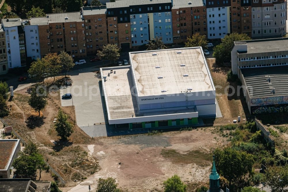 Aerial photograph Halle (Saale) - Roof on the building of the sports hall on Steg on Lange Strasse in the district Suedliche Innenstadt in Halle (Saale) in the state Saxony-Anhalt, Germany