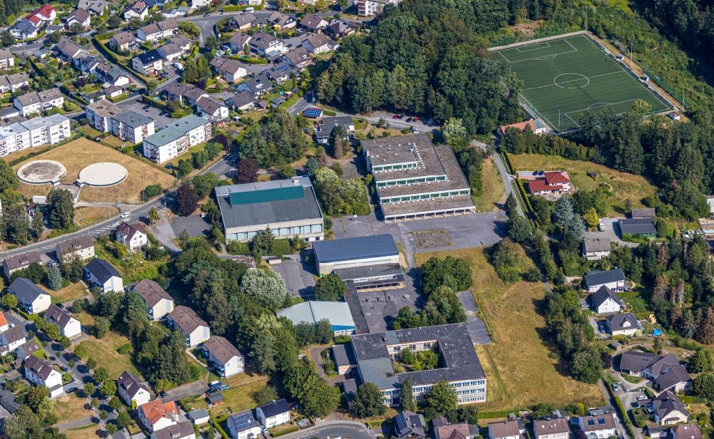 Aerial photograph Menden (Sauerland) - Building of sports hall Ensemble Am Habicht with sports ground on Bieberberg in the district Lendringsen in Menden (Sauerland) in the state North Rhine-Westphalia, Germany. The old Lendringsen secondary schools were once located on the site