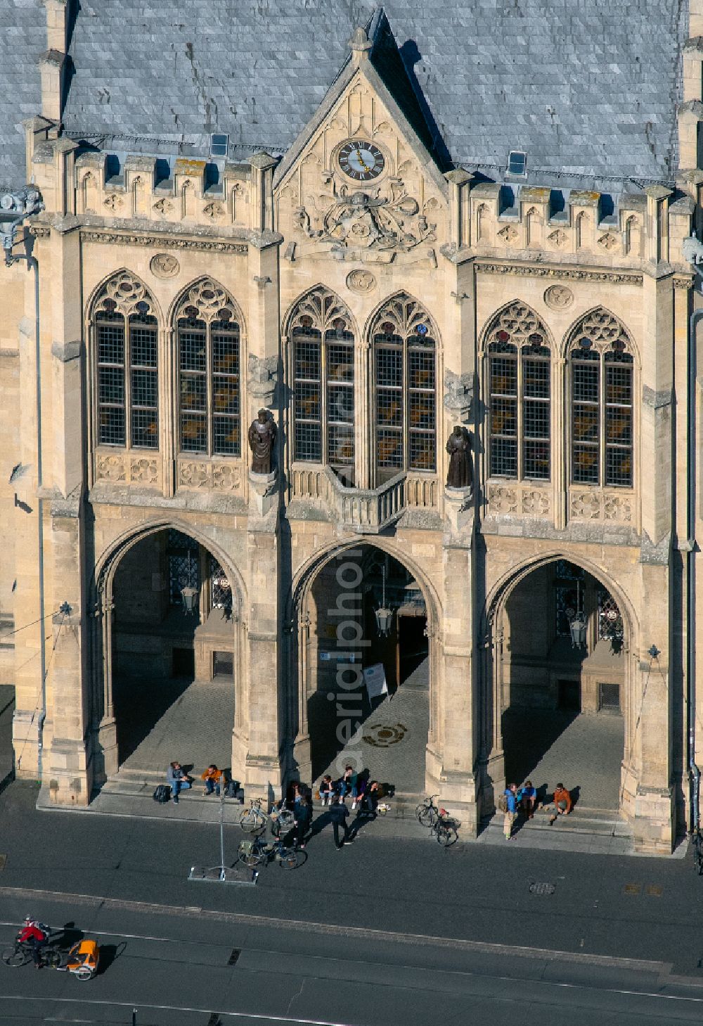 Erfurt from above - town Hall building of the city administration on Fischmarkt in of Altstadt in Erfurt in the state Thuringia, Germany